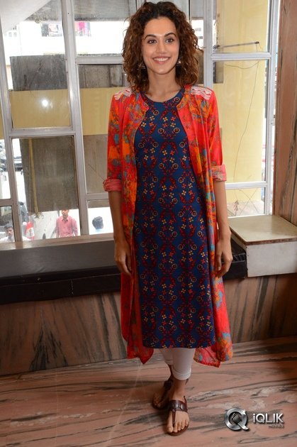 Anado-Bramha-Movie-Team-Visits-Devi-Theatre